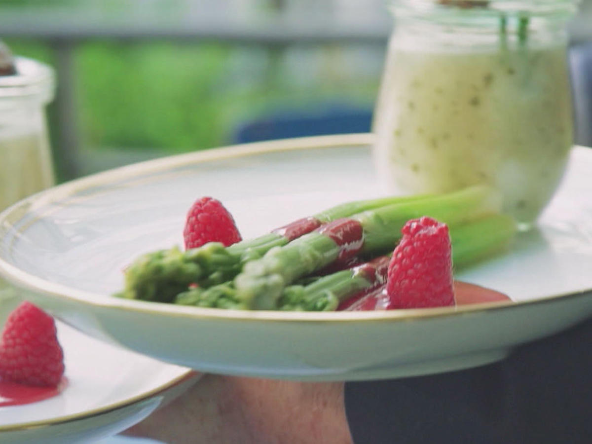 Grüner Spargel mit Himbeer-Vinaigrette &amp; Spargel-Suppe - Rezept ...