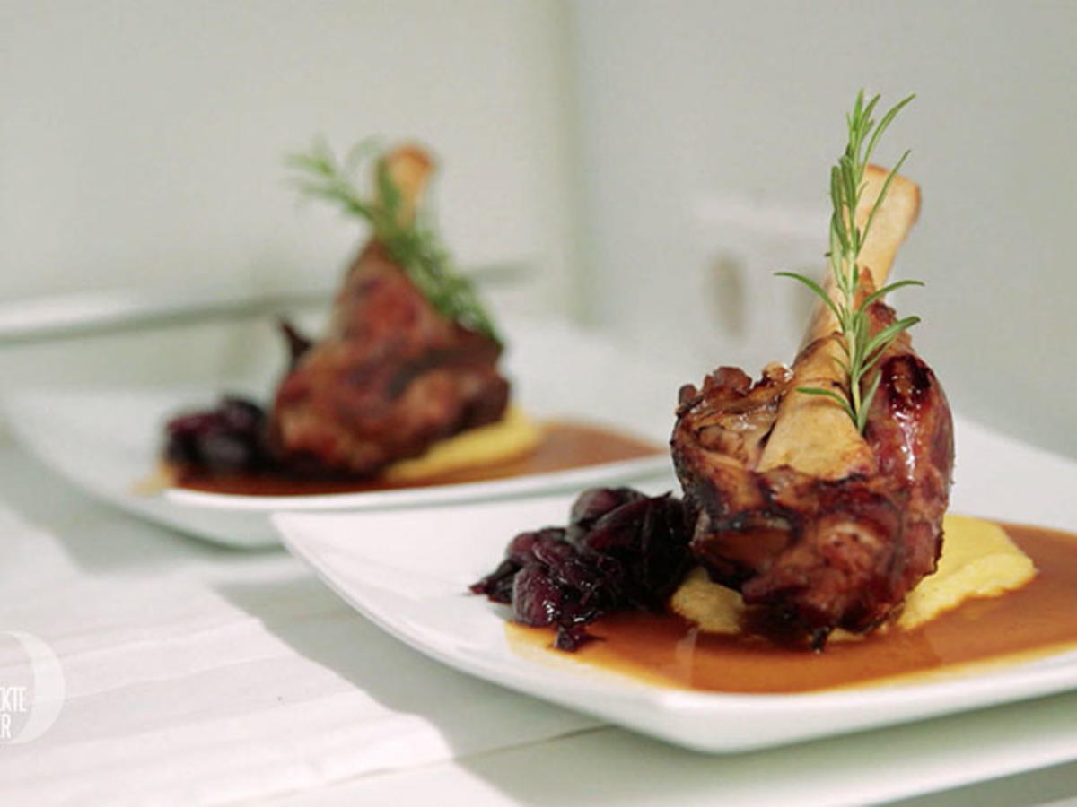 Bilder für Geschmorte Lammstelze mit karamellisierten Rotweinschalotten auf Polenta - Rezept