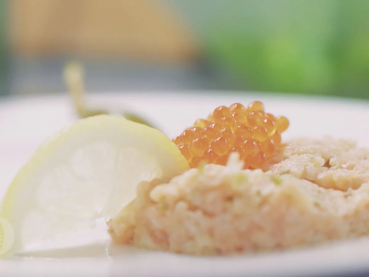Tartar von zweierlei Lachs, garniert mit rotem und schwarzem Kaviar und Oberskren - Rezept - Bild Nr. 3440