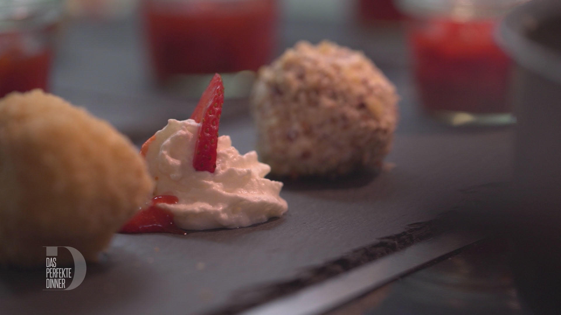 Bilder für Topfenknödel warm-kalt mit Erdbeerkompott - Rezept