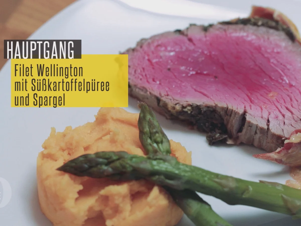 Rezept: Filet Wellington mit Süßkartoffelpüree und grünem Spargel an Madeira Sauce Bild Nr. 3440 Filet Wellington mit Süßkartoffelpüree und grünem Spargel an Madeira Sauce - Rezept - Bild Nr. 3440