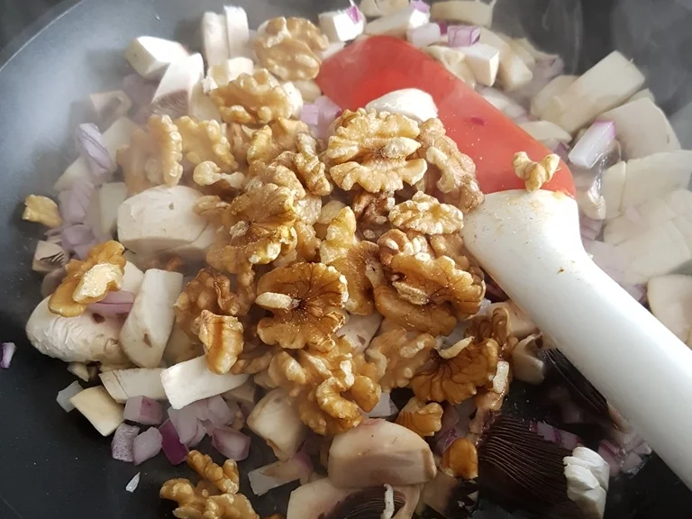 Lollo Rosso mit Walnuss und Champignons - Rezept - Bild Nr. 3384