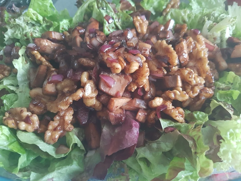 Lollo Rosso mit Walnuss und Champignons - Rezept - Bild Nr. 3389
