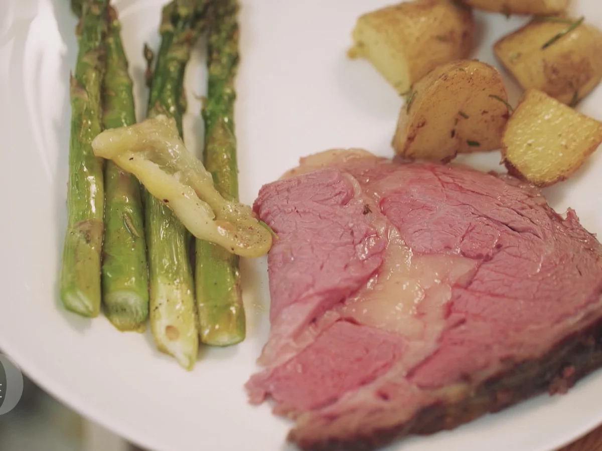 Rostbraten aus dem Rauch mit grünem Spargel, Minzmayonnaise und Rosmarinerdäpfeln - Rezept - Bild Nr. 3440