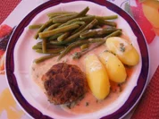 Pikante Buletten mit grünen Buschbohnen, Salzkartoffeln und Petersilien-Sauce - Rezept - Bild Nr. 3389