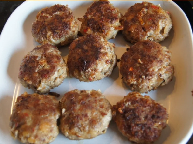 Rezept: Pikante Buletten mit grünen Buschbohnen, Salzkartoffeln und Petersilien-Sauce Bild Nr. 3391 Pikante Buletten mit grünen Buschbohnen, Salzkartoffeln und Petersilien-Sauce - Rezept - Bild Nr. 3391