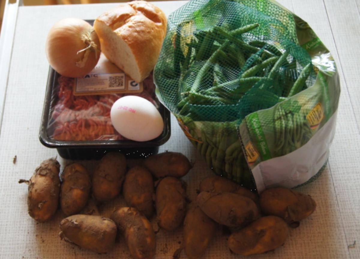Pikante Buletten mit grünen Buschbohnen, Salzkartoffeln und Petersilien-Sauce - Rezept - Bild Nr. 3392
