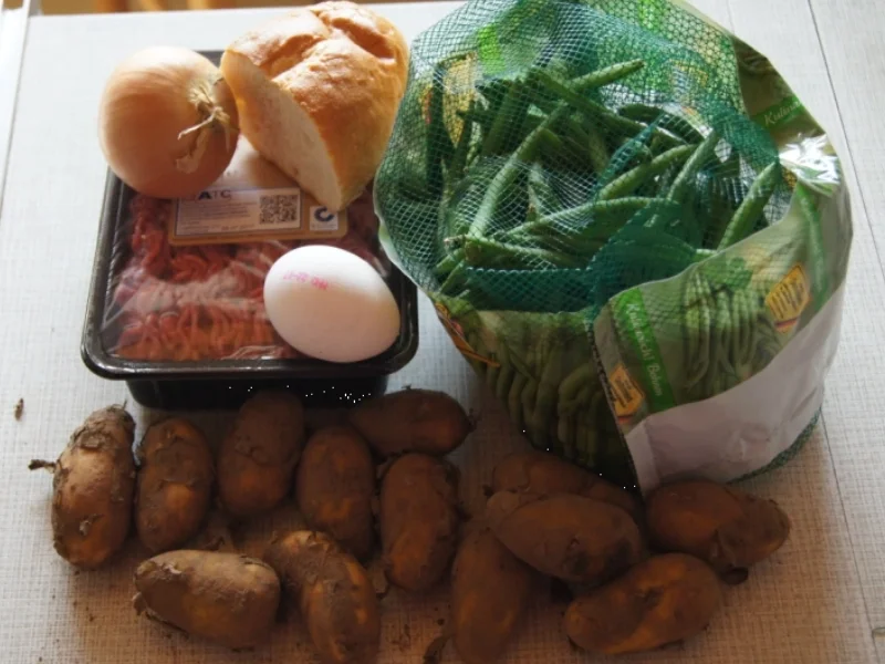 Rezept: Pikante Buletten mit grünen Buschbohnen, Salzkartoffeln und Petersilien-Sauce Bild Nr. 3392 Pikante Buletten mit grünen Buschbohnen, Salzkartoffeln und Petersilien-Sauce - Rezept - Bild Nr. 3392