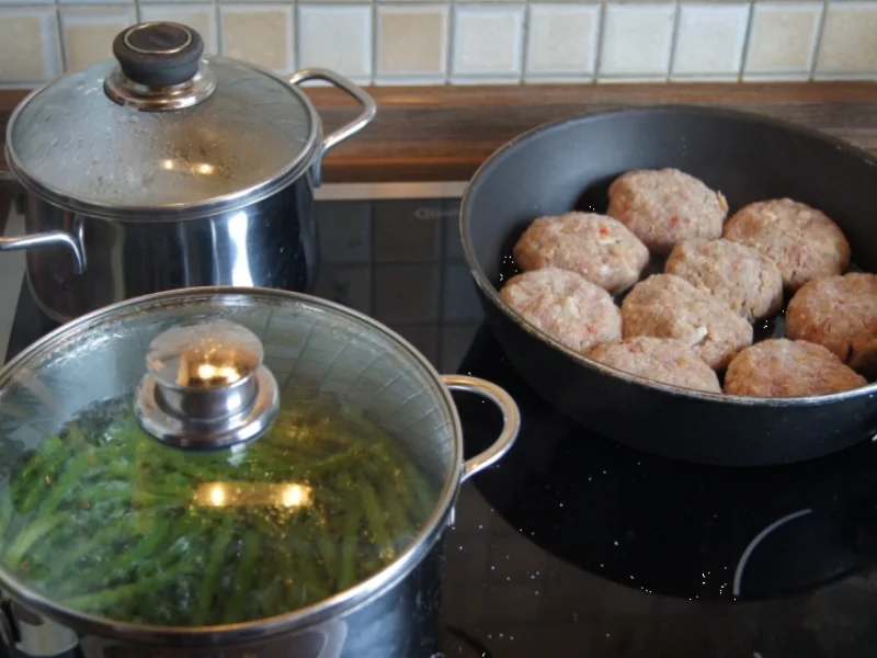 Rezept: Pikante Buletten mit grünen Buschbohnen, Salzkartoffeln und Petersilien-Sauce Bild Nr. 3393 Pikante Buletten mit grünen Buschbohnen, Salzkartoffeln und Petersilien-Sauce - Rezept - Bild Nr. 3393