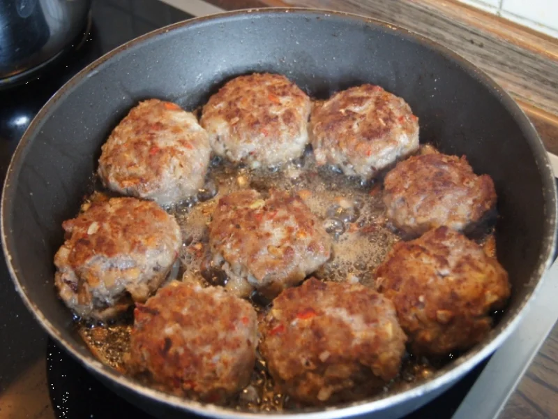 Rezept: Pikante Buletten mit grünen Buschbohnen, Salzkartoffeln und Petersilien-Sauce Bild Nr. 3394 Pikante Buletten mit grünen Buschbohnen, Salzkartoffeln und Petersilien-Sauce - Rezept - Bild Nr. 3394