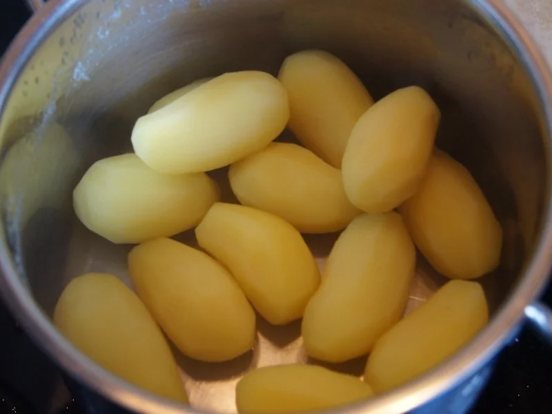 Rezept: Pikante Buletten mit grünen Buschbohnen, Salzkartoffeln und Petersilien-Sauce Bild Nr. 3396 Pikante Buletten mit grünen Buschbohnen, Salzkartoffeln und Petersilien-Sauce - Rezept - Bild Nr. 3396