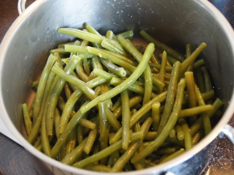 Rezept: Pikante Buletten mit grünen Buschbohnen, Salzkartoffeln und Petersilien-Sauce Bild Nr. 3395 Pikante Buletten mit grünen Buschbohnen, Salzkartoffeln und Petersilien-Sauce - Rezept - Bild Nr. 3395