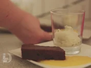 Basilikum-Zitronen-Eis mit Triple Choc Brownie - Rezept - Bild Nr. 2