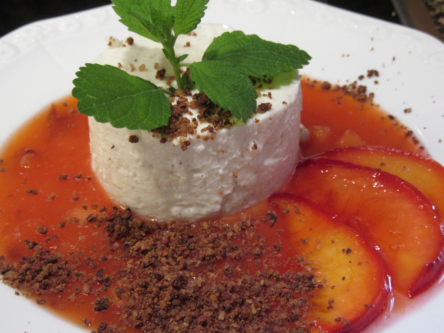 Dessert: Quark-Mascarpone-Törtchen auf Nektarinensalat mit Schokocrunch ...