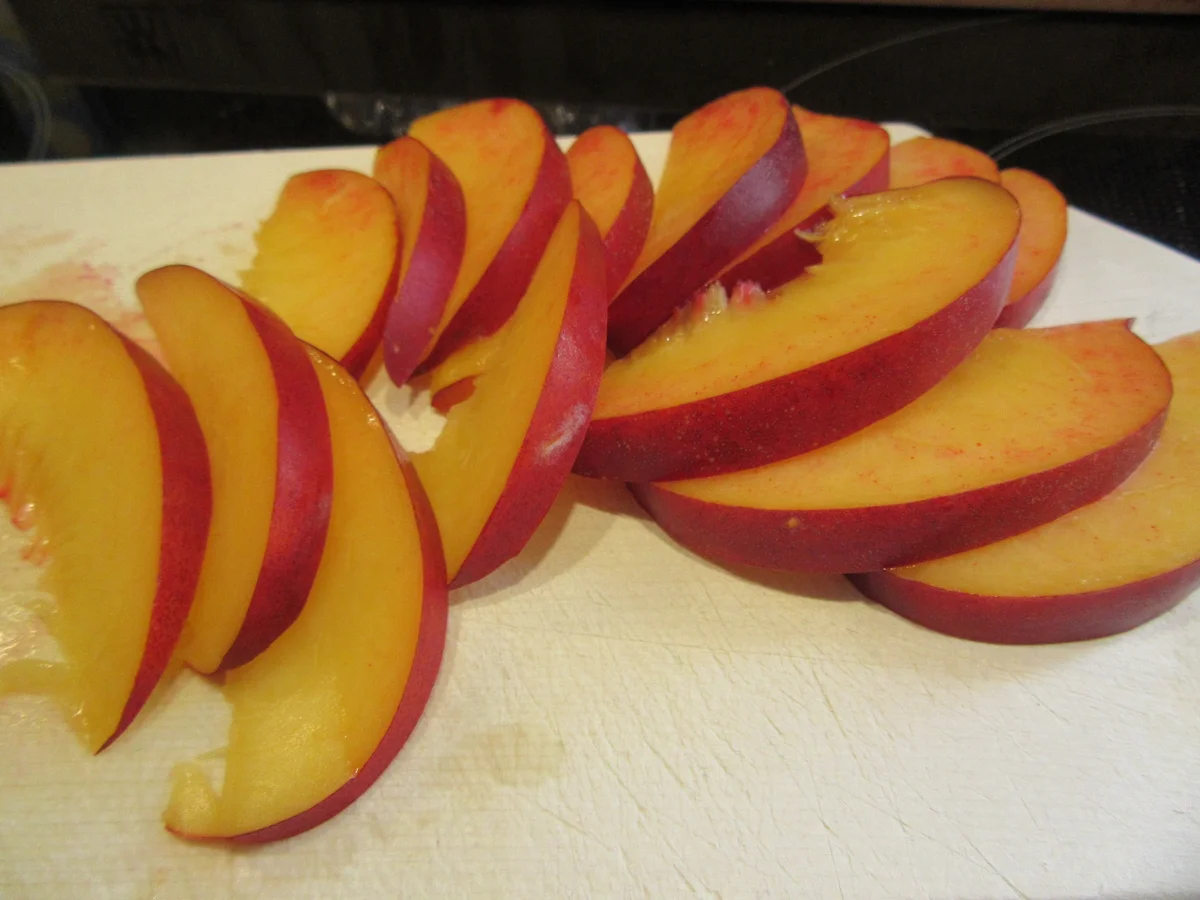 Rezept: Dessert: Quark-Mascarpone-Törtchen auf Nektarinensalat mit Schokocrunch Bild Nr. 3412 Dessert: Quark-Mascarpone-Törtchen auf Nektarinensalat mit Schokocrunch - Rezept - Bild Nr. 3412