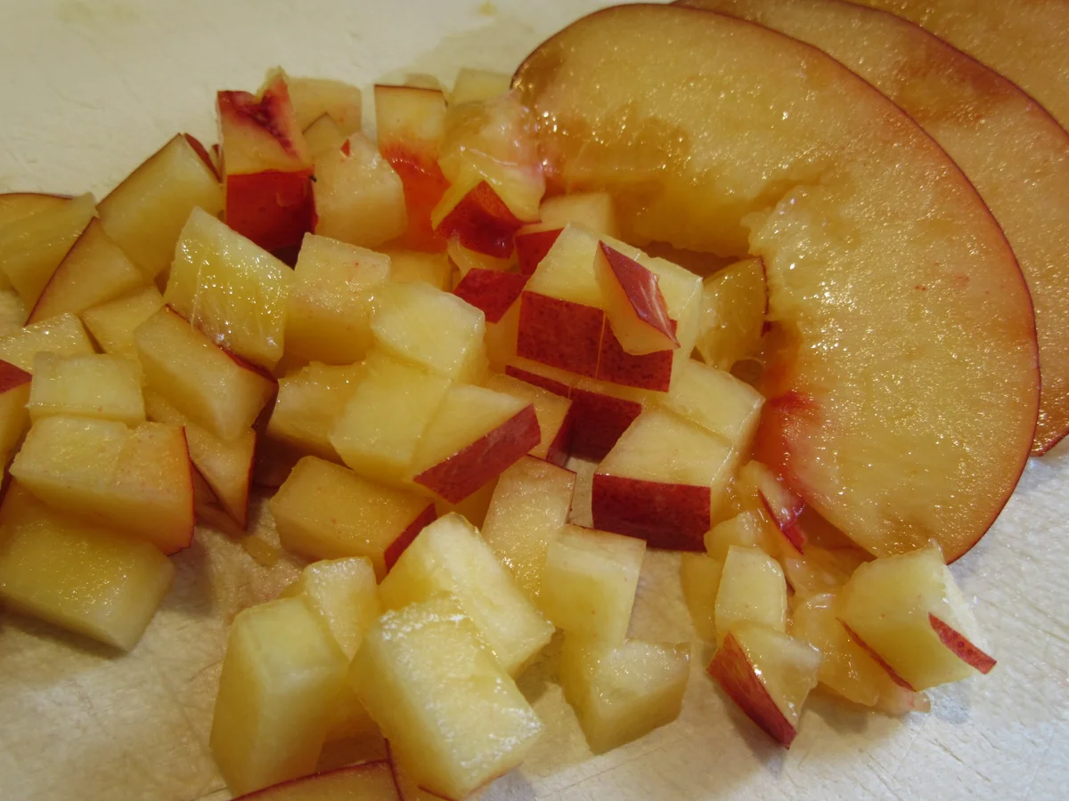 Rezept: Dessert: Quark-Mascarpone-Törtchen auf Nektarinensalat mit Schokocrunch Bild Nr. 3414 Dessert: Quark-Mascarpone-Törtchen auf Nektarinensalat mit Schokocrunch - Rezept - Bild Nr. 3414
