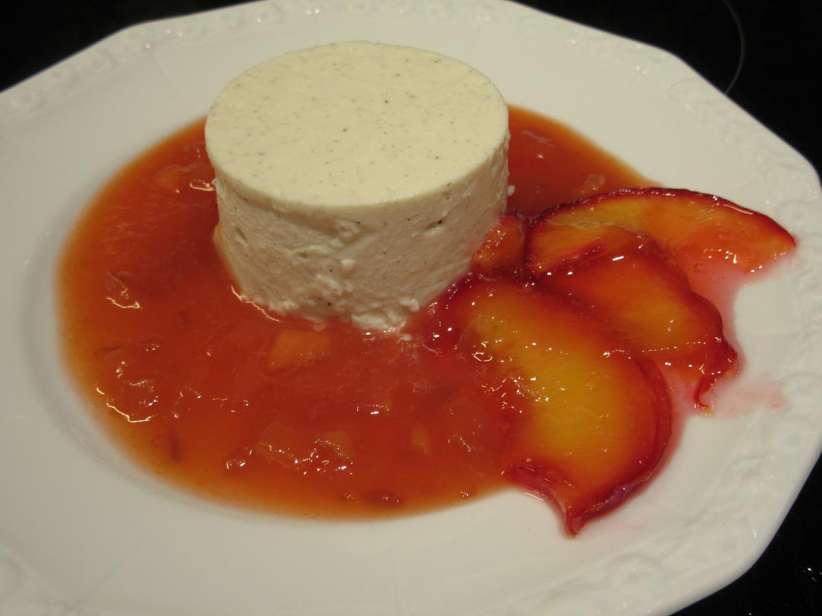 Dessert: Quark Mascarpone Törtchen auf Nektarinensalat mit Schokocrunch ...