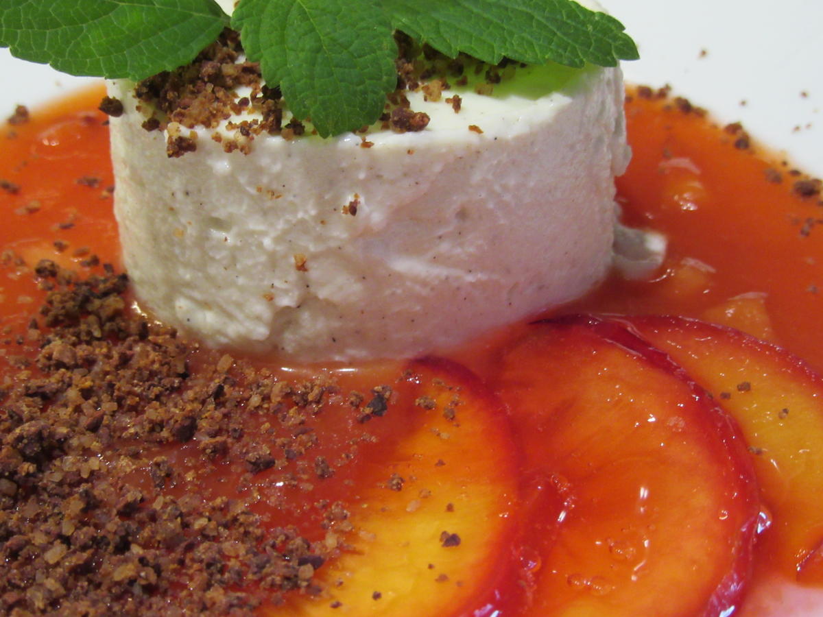 Dessert: Quark-Mascarpone-Törtchen auf Nektarinensalat mit Schokocrunch - Rezept - Bild Nr. 3419