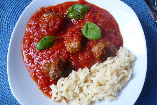 Parmesan - Hackbällchen mit Tomatensoße - Rezept - kochbar.de