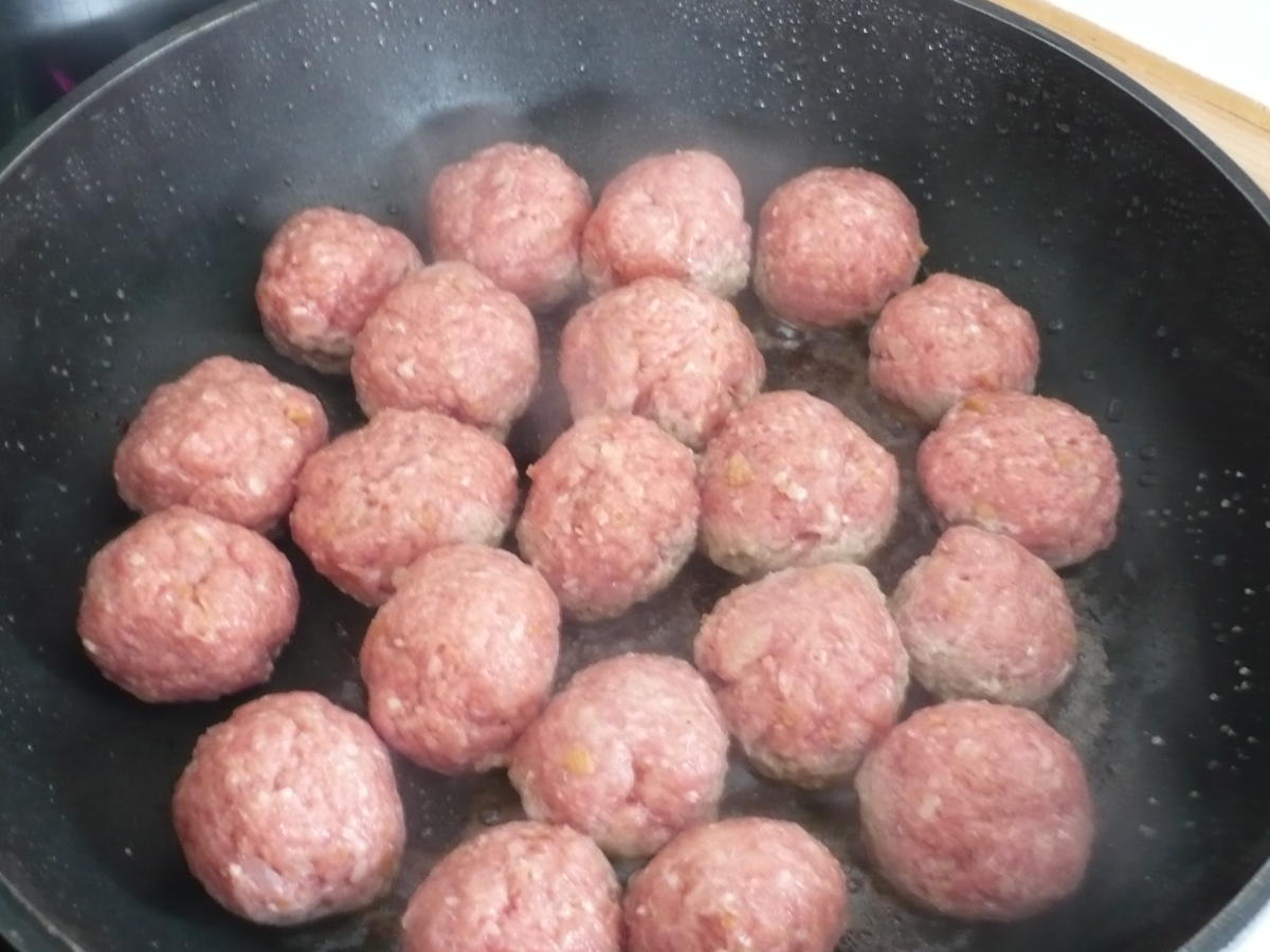 Parmesan Hackbällchen mit Tomatensoße - einfach - von rollimops