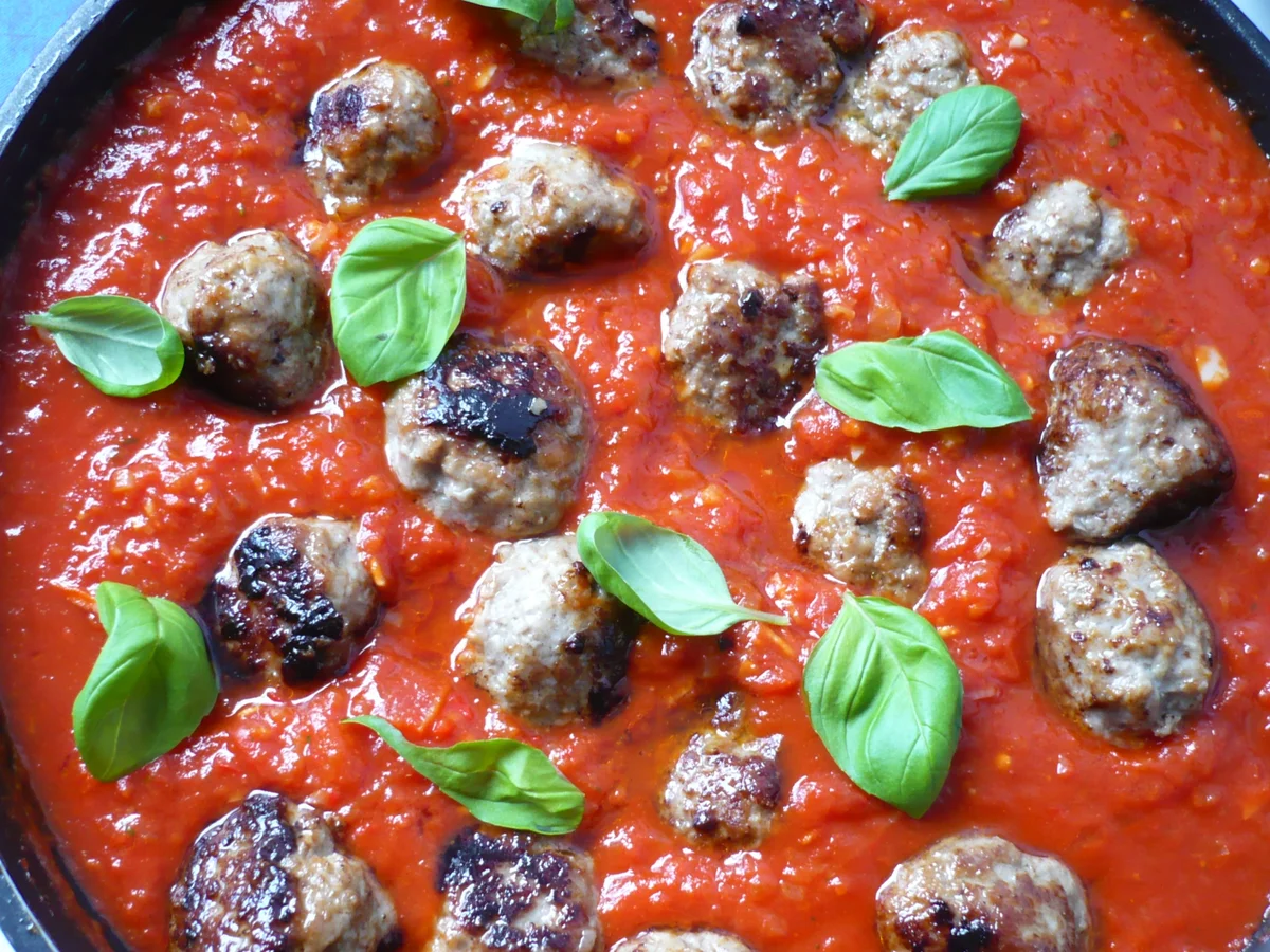 Rezept: Parmesan - Hackbällchen mit Tomatensoße Bild Nr. 2 Parmesan - Hackbällchen mit Tomatensoße - Rezept - Bild Nr. 2