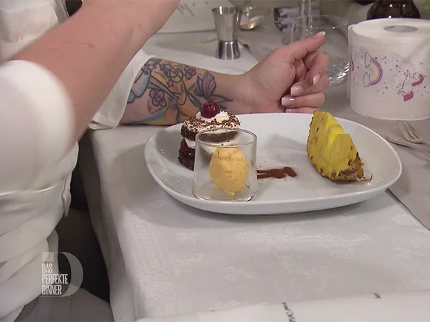 Glasierte Ananas mit Schwarzwälder Kirschtörtchen und Sanddorneis - Rezept - Bild Nr. 2