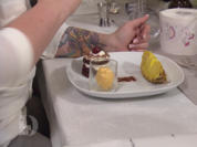 Glasierte Ananas mit Schwarzwälder Kirschtörtchen und Sanddorneis - Rezept - Bild Nr. 2