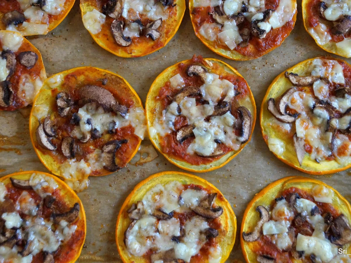 Rezept: Kleine runde Zucchini-Pizzen; vegetarisch Bild Nr. 2 Kleine runde Zucchini-Pizzen; vegetarisch - Rezept - Bild Nr. 2