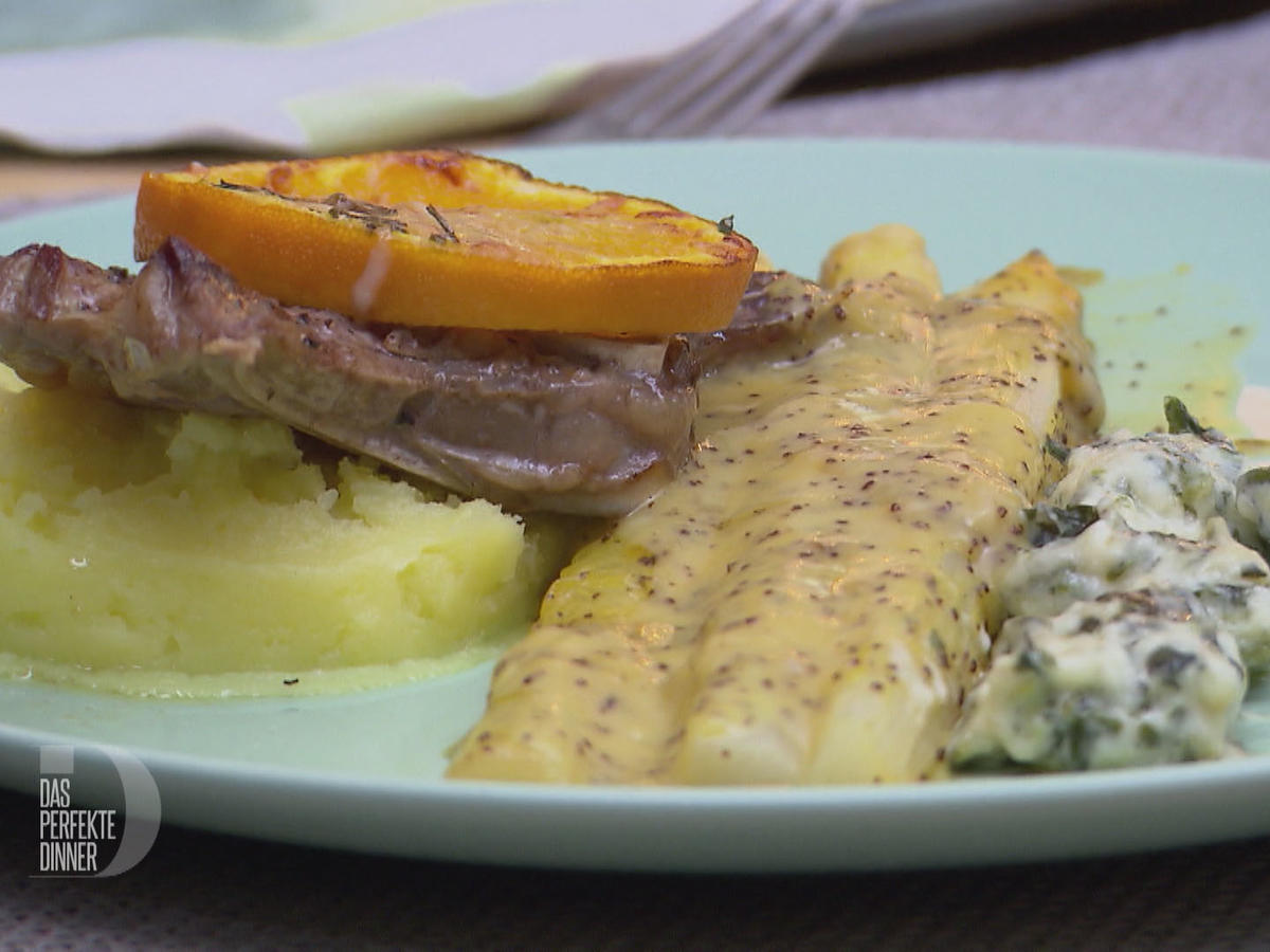 Lammkotelett, dazu Spargel in Orangensoße und Malfatti mit ...