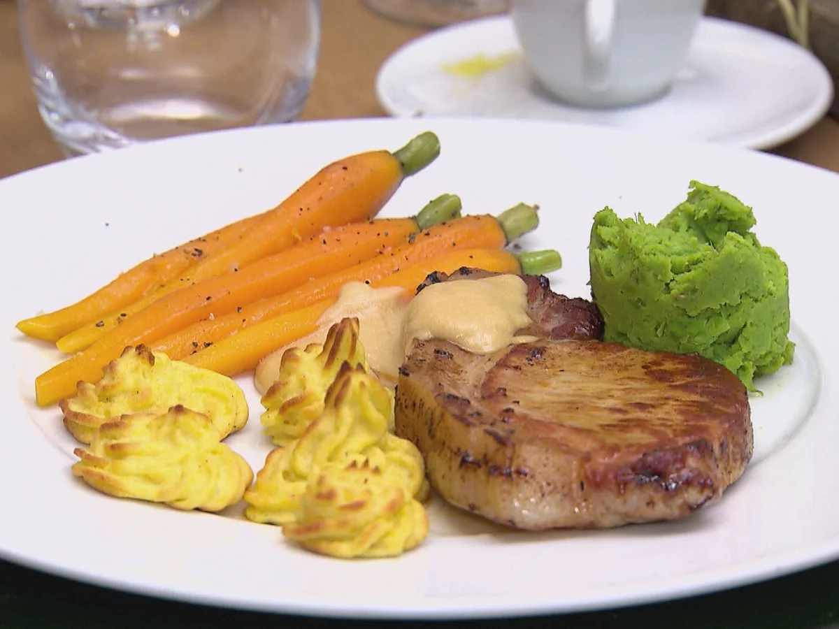 Rezept: Bentheimer-Schwein, Cidre-Calvados-Sauce, Erbsenpüree und Herzoginnenkartoffeln Bild Nr. 2 Bentheimer-Schwein, Cidre-Calvados-Sauce, Erbsenpüree und Herzoginnenkartoffeln - Rezept - Bild Nr. 2