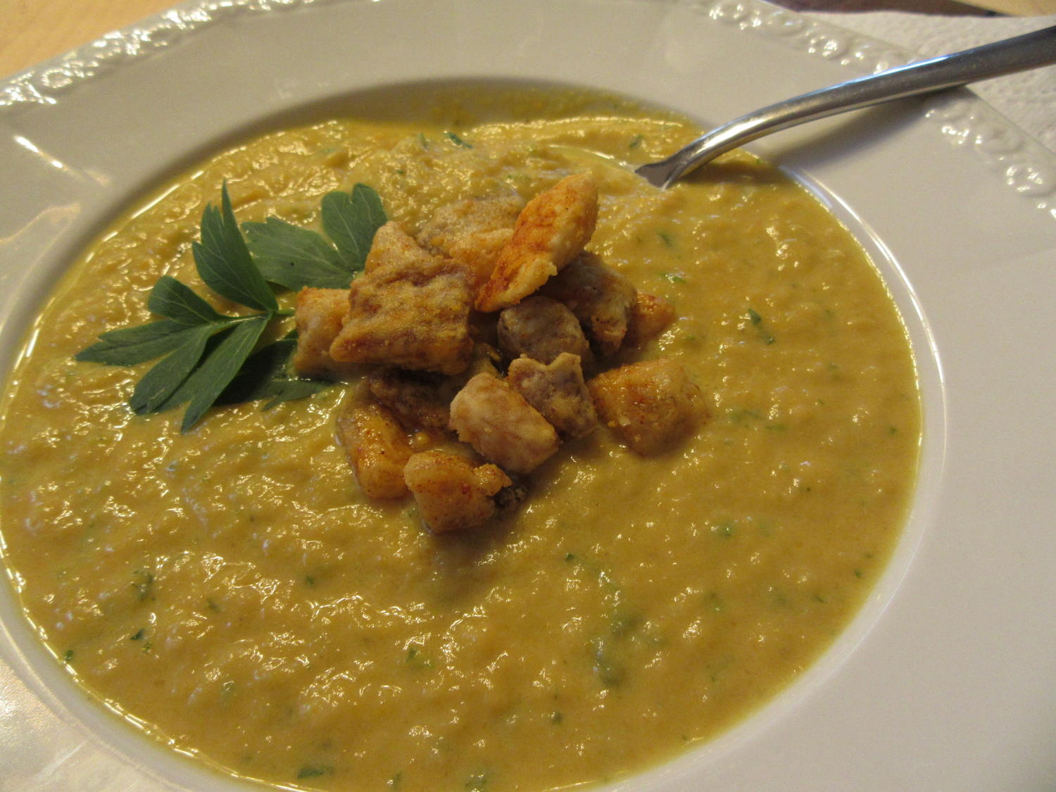 Suppen: Karotten-Sellerie-Creme mit Hähnchen-Croutons - Rezept - kochbar.de