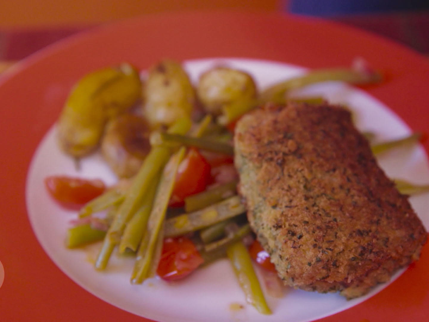 Bilder für Kräuterschnitzel von Lammlachsen auf buntem Bohnensalat mit Papas Arrugadas - Rezept