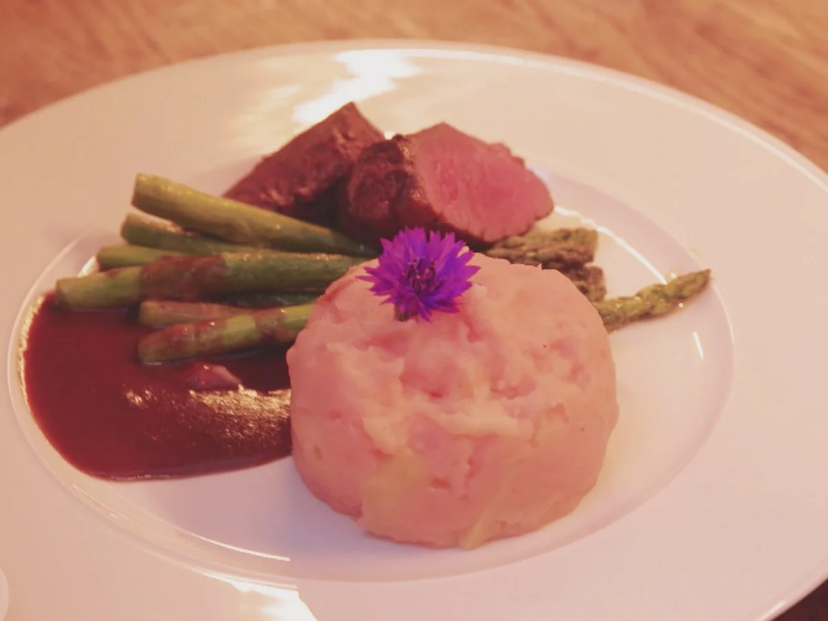 Rehrücken mit grünem Spargel an Kartoffel-Sellerie-Apfelstampf und Rotweinjus - Rezept - Bild Nr. 2