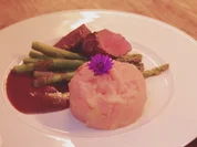 Rehrücken mit grünem Spargel an Kartoffel-Sellerie-Apfelstampf und Rotweinjus - Rezept - Bild Nr. 2