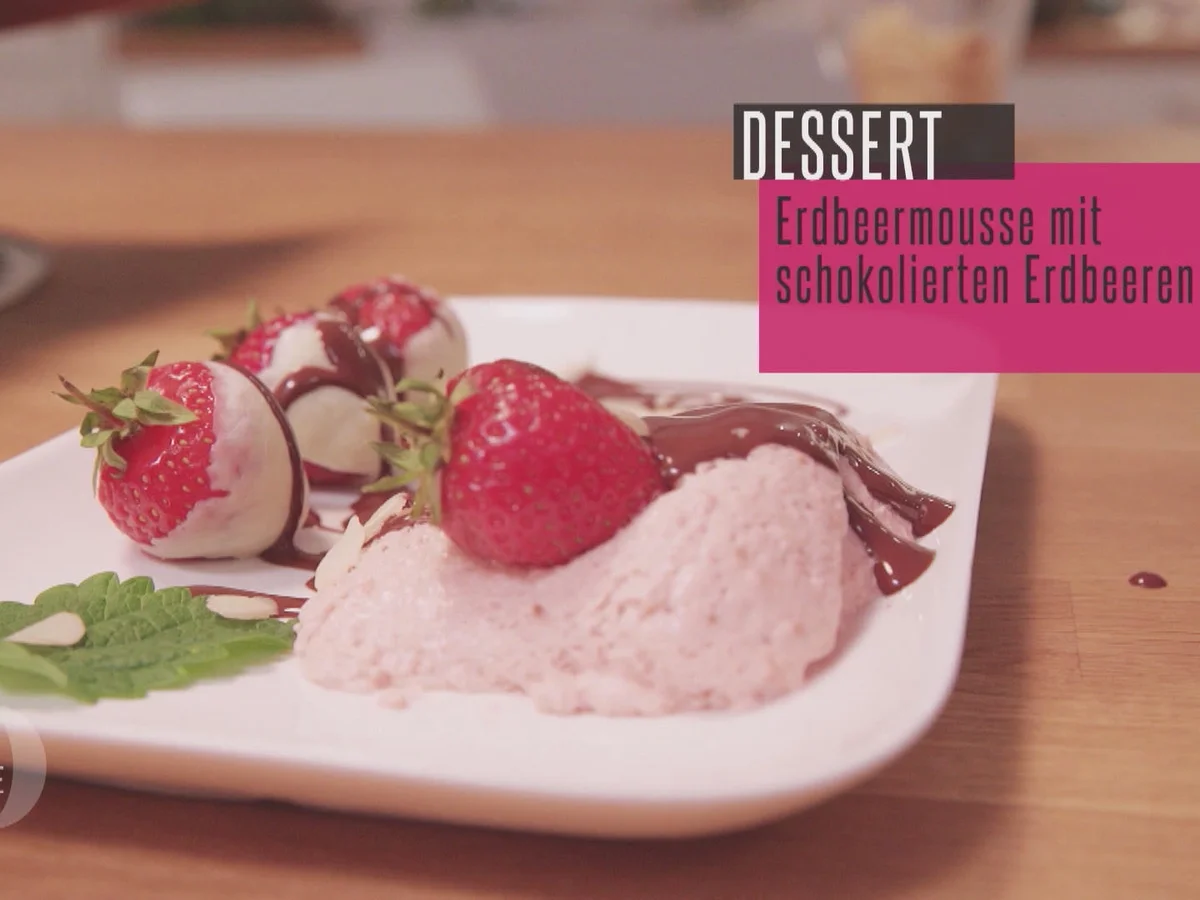 Frische Felderdbeeren an schokolierten Erdbeeren mit Erdbeermousse und heißer Schokolade - Rezept - Bild Nr. 2