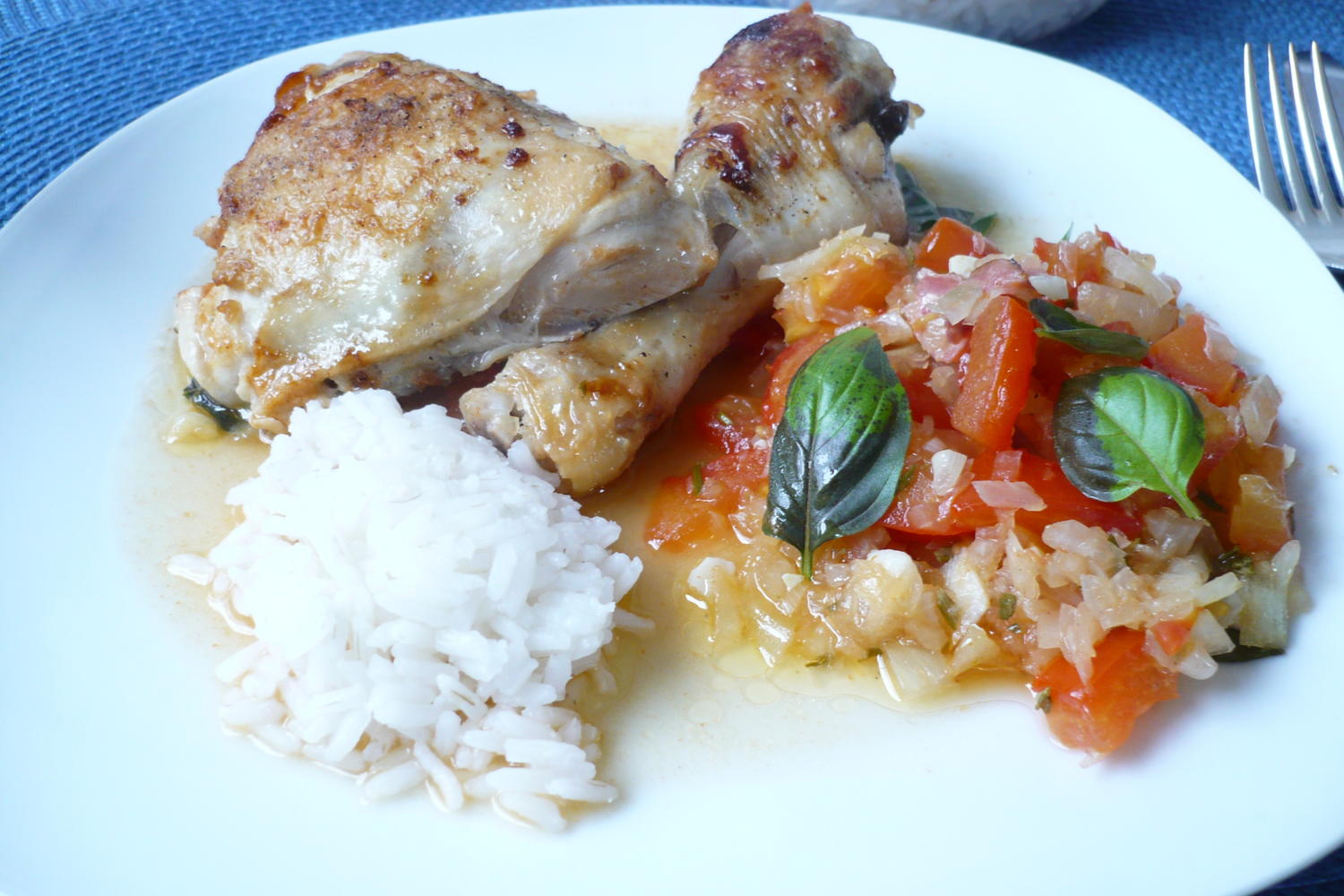 Hähnchenkeulen auf Tomatensugo - Rezept - kochbar.de