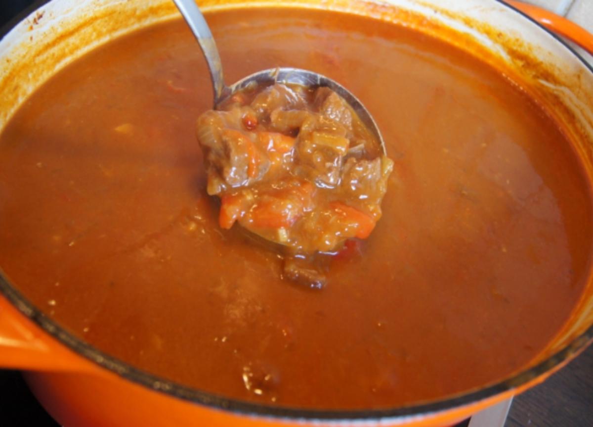 Rindergulasch mit Zwiebeln und roten Paprikas