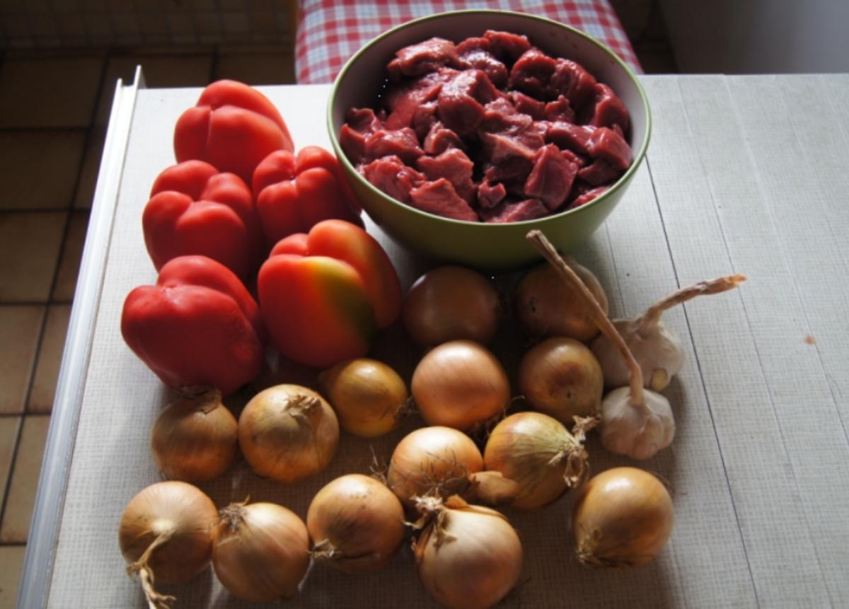 Rindergulasch mit Zwiebeln und roten Paprikas - Rezept - Bild Nr. 3483