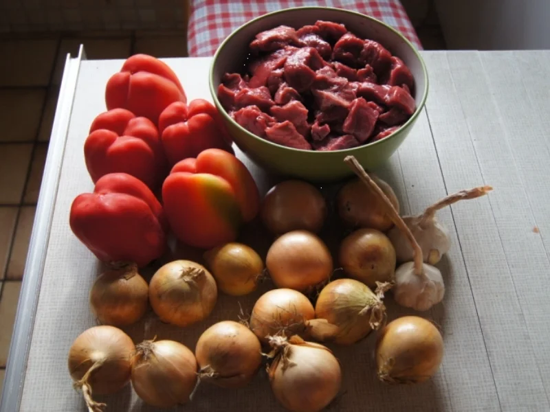 Rezept: Rindergulasch mit Zwiebeln und roten Paprikas Bild Nr. 3483 Rindergulasch mit Zwiebeln und roten Paprikas - Rezept - Bild Nr. 3483