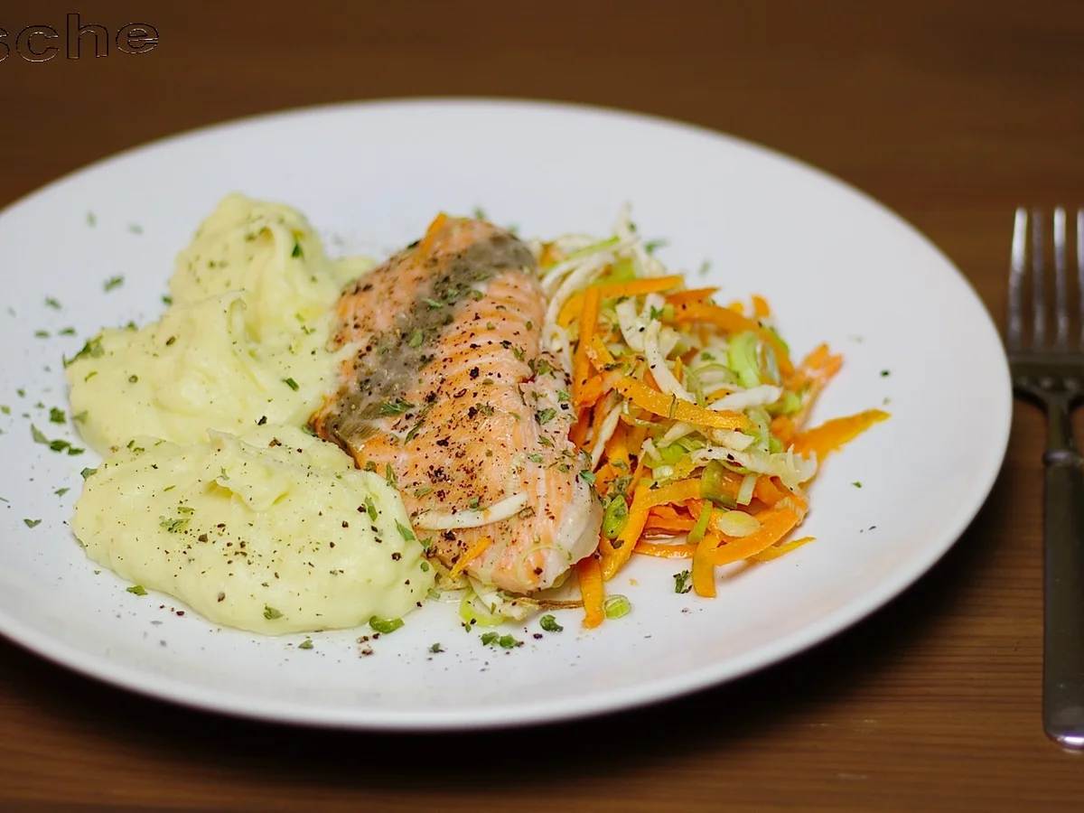 Gedämpfter Lachs auf Julienne-Gemüse und Wasabi-Pürree - Rezept - Bild Nr. 2