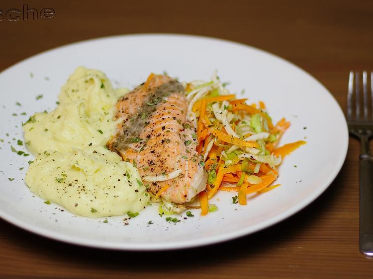 Gedämpfter Lachs auf Julienne-Gemüse und Wasabi-Pürree - Rezept ...