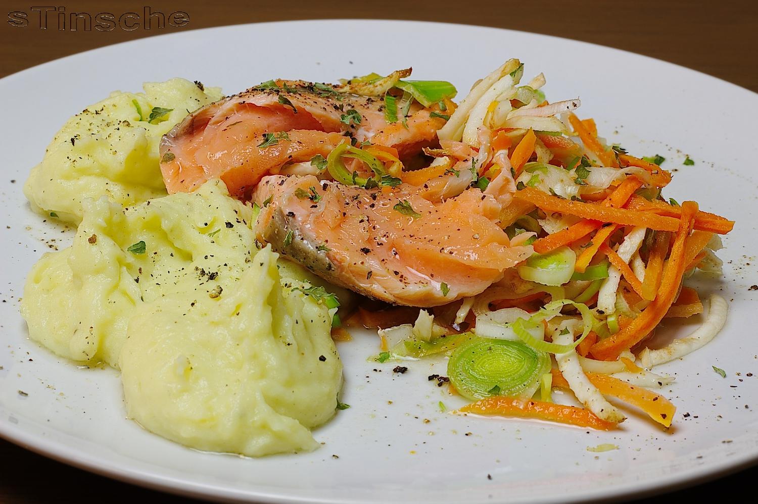 Gedämpfter Lachs auf Julienne-Gemüse und Wasabi-Pürree - Rezept ...