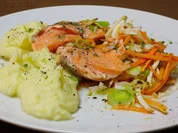 Gedämpfter Lachs auf Julienne-Gemüse und Wasabi-Pürree - Rezept - Bild Nr. 3