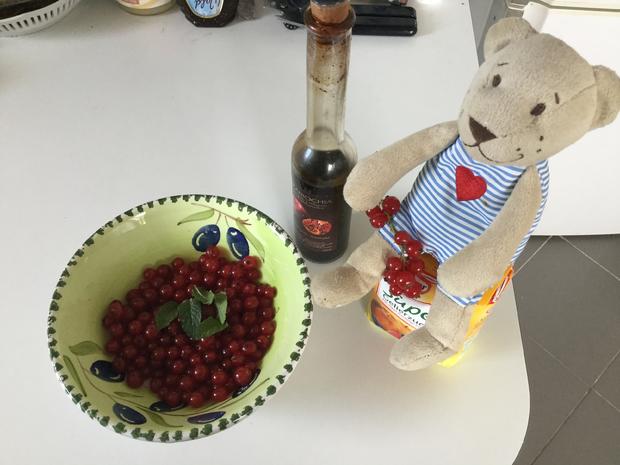 Blitz Johannisbeer-Konfitüre mit Erdbeerminze - Rezept