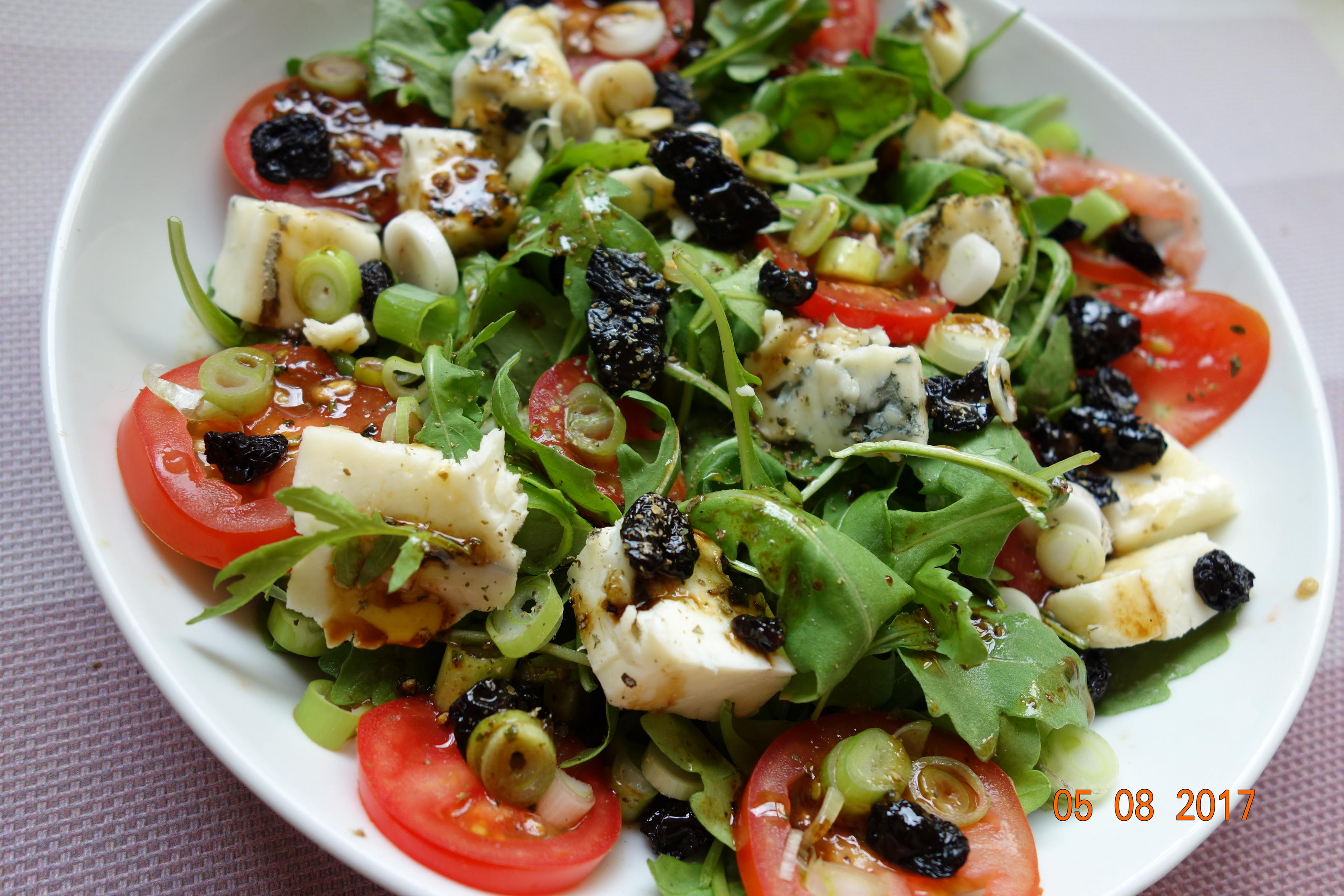 Bilder für Gorgonzola auf fruchtigem Rucola-Salat - Rezept