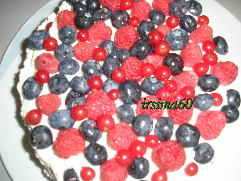 Rezept: Pavlova mit Vanillesahne und Beeren Bild Nr. 2 Pavlova mit Vanillesahne und Beeren - Rezept - Bild Nr. 2