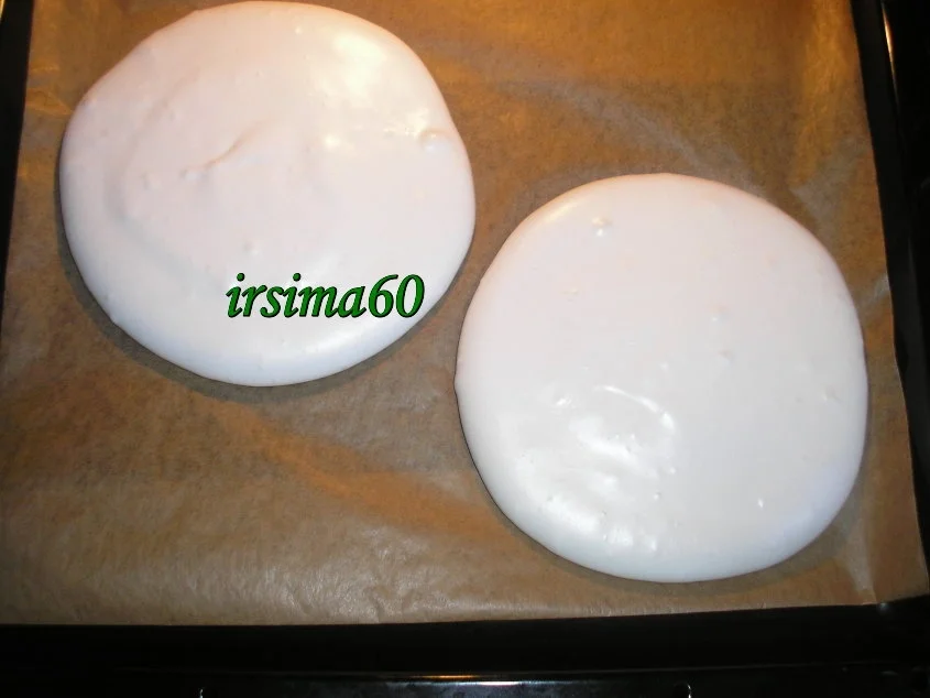 Rezept: Pavlova mit Vanillesahne und Beeren Bild Nr. 4 Pavlova mit Vanillesahne und Beeren - Rezept - Bild Nr. 4