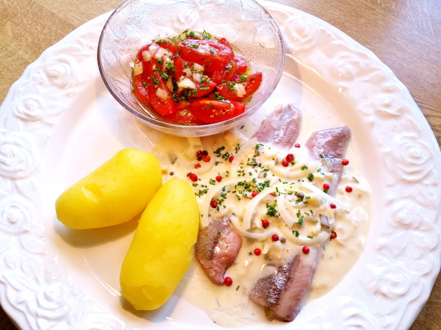 Matjesfilets mit Pellkartoffeln und Tomatensalat - Rezept - kochbar.de