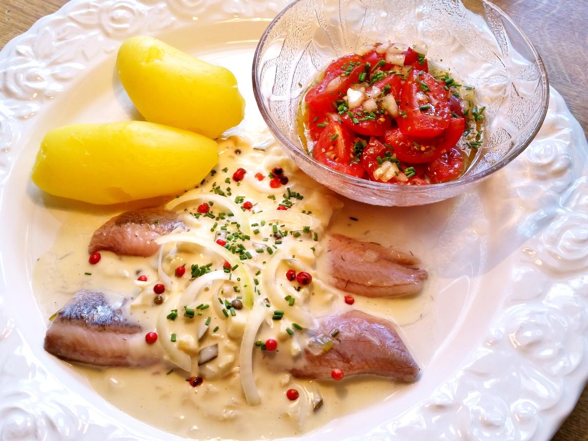 Matjesfilets mit Pellkartoffeln und Tomatensalat - Rezept - Bild Nr. 3570