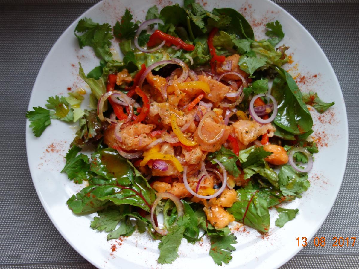 Fruchtiger Lachs-Salat nach Art Ceviche - Rezept - kochbar.de